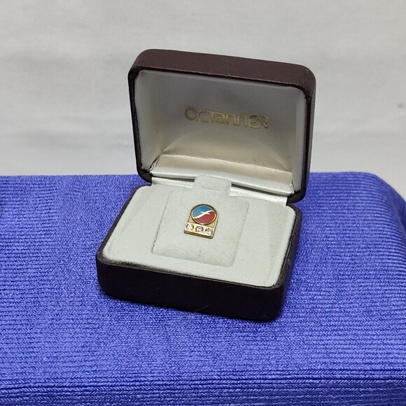 O.C. Tanner Freeman Hospital 35 Year Service Lapel Pin 10K Gold W/ Original Box - Picture 2 of 10